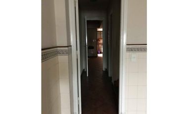 VENTA DE IMPORTANTE CASA DE 5 AMBIENTES + DEPARTAMENTO 3 AMBIENTES
