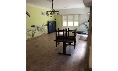 VENTA DE IMPORTANTE CASA DE 5 AMBIENTES + DEPARTAMENTO 3 AMBIENTES