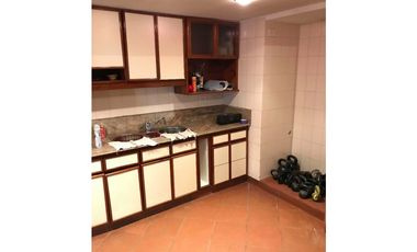 VENTA DE IMPORTANTE CASA DE 5 AMBIENTES + DEPARTAMENTO 3 AMBIENTES