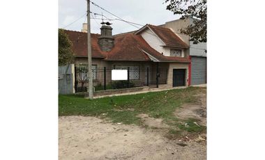 VENTA DE IMPORTANTE CASA DE 5 AMBIENTES + DEPARTAMENTO 3 AMBIENTES