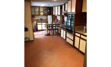 VENTA DE IMPORTANTE CASA DE 5 AMBIENTES + DEPARTAMENTO 3 AMBIENTES
