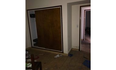 VENTA DE IMPORTANTE CASA DE 5 AMBIENTES + DEPARTAMENTO 3 AMBIENTES