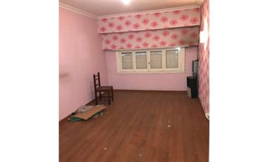 VENTA DE IMPORTANTE CASA DE 5 AMBIENTES + DEPARTAMENTO 3 AMBIENTES