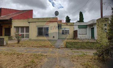 VENTA - CASA 4 AMBIENTES CON JARDÍN - CAMPANA