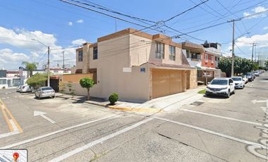 CASA EN RENTA JARDINES DEL COUTRY