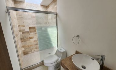 CASA EN RENTA EN PUERTA DE PIEDRA, CORREGIDORA CON TERRENO EXCEDENTE