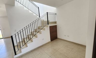 CASA EN RENTA EN PUERTA DE PIEDRA, CORREGIDORA CON TERRENO EXCEDENTE