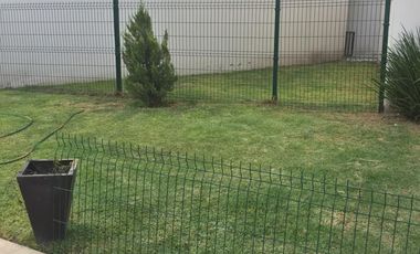 CASA EN RENTA EN PUERTA DE PIEDRA, CORREGIDORA CON TERRENO EXCEDENTE