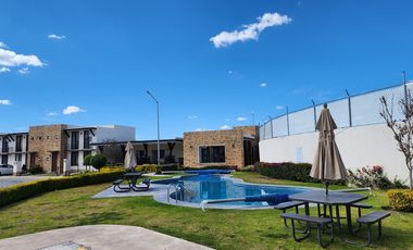 CASA EN RENTA EN PUERTA DE PIEDRA, CORREGIDORA CON TERRENO EXCEDENTE