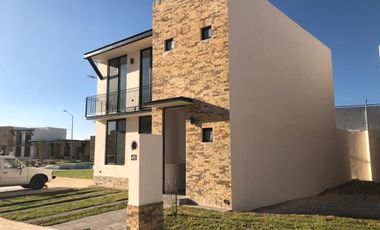 CASA EN RENTA EN PUERTA DE PIEDRA, CORREGIDORA CON TERRENO EXCEDENTE