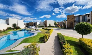 CASA EN RENTA EN PUERTA DE PIEDRA, CORREGIDORA CON TERRENO EXCEDENTE