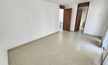 CASA EN RENTA EN PUERTA DE PIEDRA, CORREGIDORA CON TERRENO EXCEDENTE