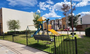 CASA EN RENTA EN PUERTA DE PIEDRA, CORREGIDORA CON TERRENO EXCEDENTE