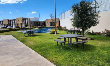 CASA EN RENTA EN PUERTA DE PIEDRA, CORREGIDORA CON TERRENO EXCEDENTE