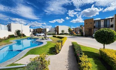 CASA EN RENTA EN PUERTA DE PIEDRA, CORREGIDORA CON TERRENO EXCEDENTE