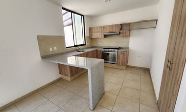 CASA EN RENTA EN PUERTA DE PIEDRA, CORREGIDORA CON TERRENO EXCEDENTE