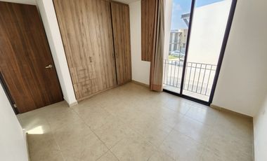 CASA EN RENTA EN PUERTA DE PIEDRA, CORREGIDORA CON TERRENO EXCEDENTE