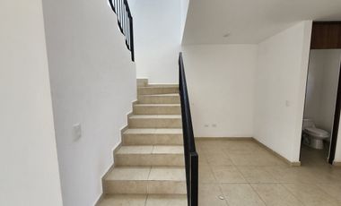 CASA EN RENTA EN PUERTA DE PIEDRA, CORREGIDORA CON TERRENO EXCEDENTE