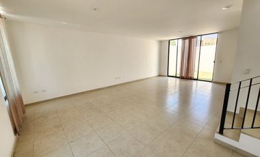 CASA EN RENTA EN PUERTA DE PIEDRA, CORREGIDORA CON TERRENO EXCEDENTE