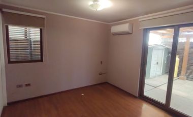 Casa en arriendo de 4 dormitorios c/ estacionamiento en Recreo