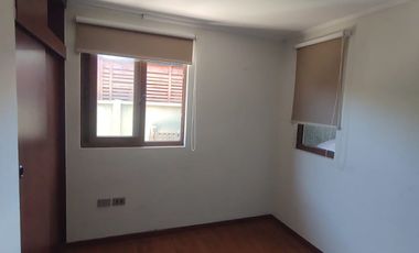 Casa en arriendo de 4 dormitorios c/ estacionamiento en Recreo