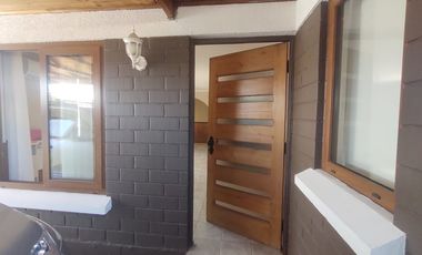 Casa en arriendo de 4 dormitorios c/ estacionamiento en Recreo