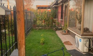 Casa en arriendo de 4 dormitorios c/ estacionamiento en Recreo