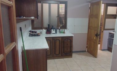 Casa en arriendo de 4 dormitorios c/ estacionamiento en Recreo