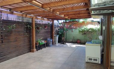 Casa en arriendo de 4 dormitorios c/ estacionamiento en Recreo