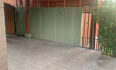 Casa en arriendo de 4 dormitorios c/ estacionamiento en Recreo