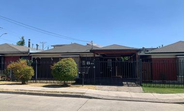 Casa en arriendo de 4 dormitorios c/ estacionamiento en Recreo