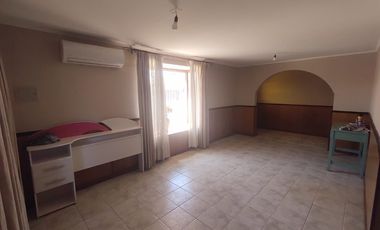 Casa en arriendo de 4 dormitorios c/ estacionamiento en Recreo