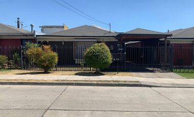 Casa en arriendo de 4 dormitorios c/ estacionamiento en Recreo