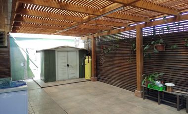 Casa en arriendo de 4 dormitorios c/ estacionamiento en Recreo