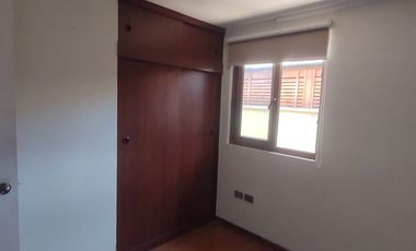 Casa en arriendo de 4 dormitorios c/ estacionamiento en Recreo
