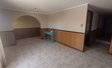 Casa en arriendo de 4 dormitorios c/ estacionamiento en Recreo