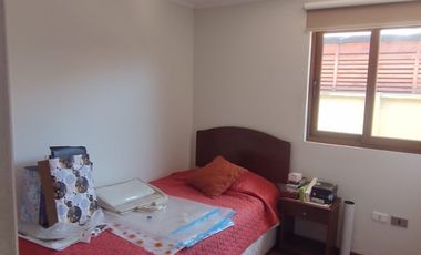 Casa en arriendo de 4 dormitorios c/ estacionamiento en Recreo