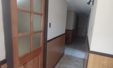 Casa en arriendo de 4 dormitorios c/ estacionamiento en Recreo