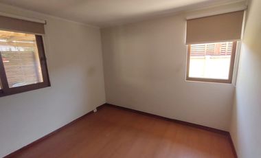 Casa en arriendo de 4 dormitorios c/ estacionamiento en Recreo