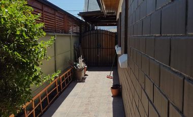 Casa en arriendo de 4 dormitorios c/ estacionamiento en Recreo