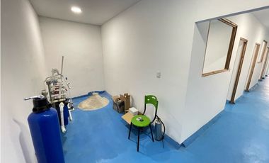 Alquiler Local 170 m² con estaciones de producción y piso epóxico.