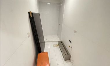 Alquiler Local 170 m² con estaciones de producción y piso epóxico.