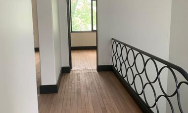 Preciosa casa comercial con oficinas impecables y en insuperable ubicación