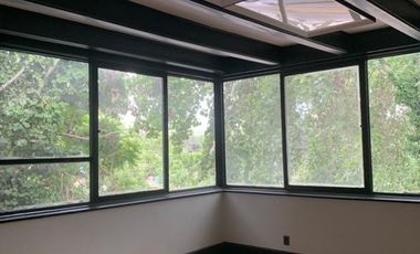 Preciosa casa comercial con oficinas impecables y en insuperable ubicación