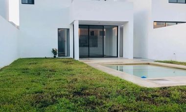 CASA EN RENTA MERIDA, CONKAL, PRIVADA BOTANICO, CON PANELES SOLARES, DISPONIBLE.