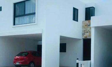 CASA EN RENTA MERIDA, CONKAL, PRIVADA BOTANICO, CON PANELES SOLARES, DISPONIBLE.