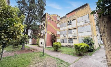 Departamento 2 dormitorios renovado en planta baja con patio, Las Piedras al 1000, Barrio Sur