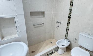 Departamento 2 dormitorios renovado en planta baja con patio, Las Piedras al 1000, Barrio Sur