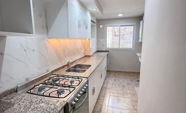 Departamento 2 dormitorios renovado en planta baja con patio, Las Piedras al 1000, Barrio Sur