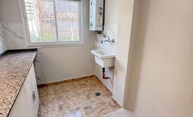 Departamento 2 dormitorios renovado en planta baja con patio, Las Piedras al 1000, Barrio Sur